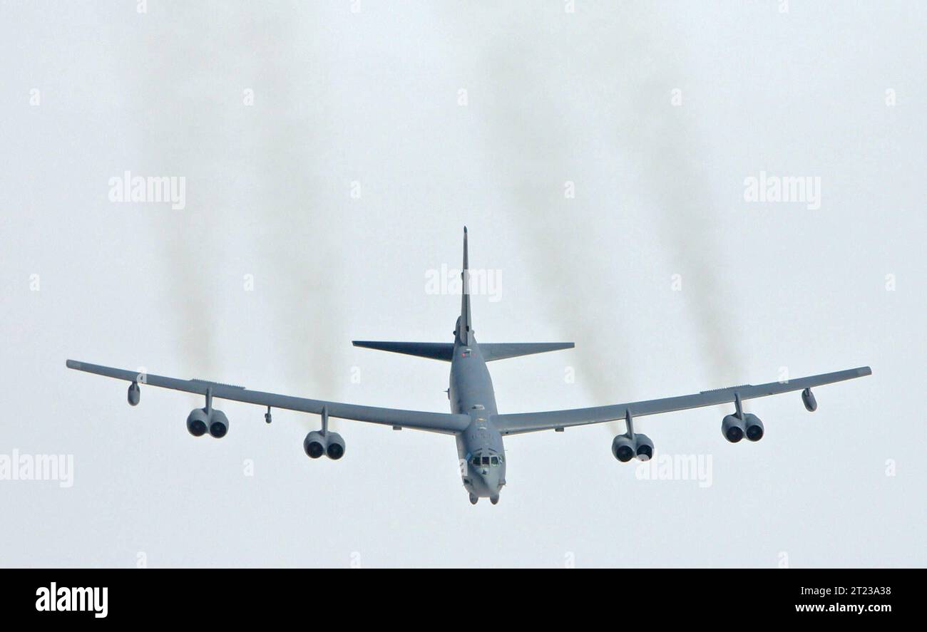 Ein Langstreckenbomber der US Air Force vom Typ Boeing B-52 Stratofortress im Flug. Ein Langstreckenbomber der US Air Force vom Typ Boeing B-52 Stratofortress im Flug. Mildenhall Suffolk Großbritannien *** A US Air Force Boeing B 52 Stratofortress bombardier long rayon d'Action en vol A US Air Force Boeing B 52 Stratofortress bombardier long rayon d'action en vol Mildenhall Suffolk Royaume-Uni crédit : Imago/Alamy Live News Banque D'Images