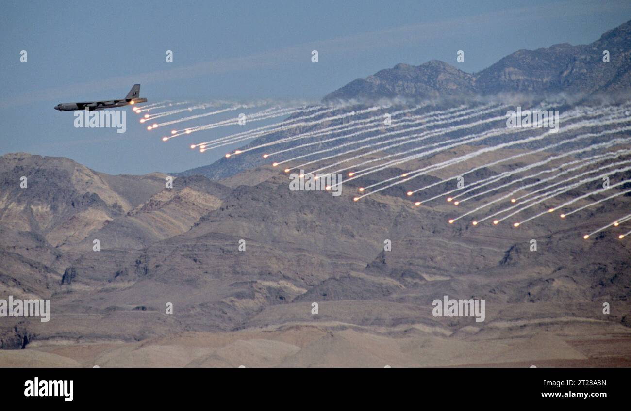 Ein Langstreckenbomber der US Air Force vom Typ Boeing B-52 Stratofortress beim Abwurf von Leuchtteuschkörpern FUSÉES ÉCLAIRANTES in der Wüste von Nevada Nellis Test- and Gunnery Range. Ein Langstreckenbomber der US Air Force vom Typ Boeing B-52 Stratofortress beim Abwurf von Leuchtteuschkörpern in der Wüste von Nevada Nellis Test- and Gunnery Range. Indian Springs Nevada Vereinigte Staaten von Amerika *** Un bombardier long rayon d'action Boeing B 52 Stratofortress de l'US Air Force larguant des FUSÉES ÉCLAIRANTES dans le Nevada Nellis Test and Gunnery Range Nevada Nellis Test and Gunnery Range Indian Springs Nevada États-Unis Banque D'Images