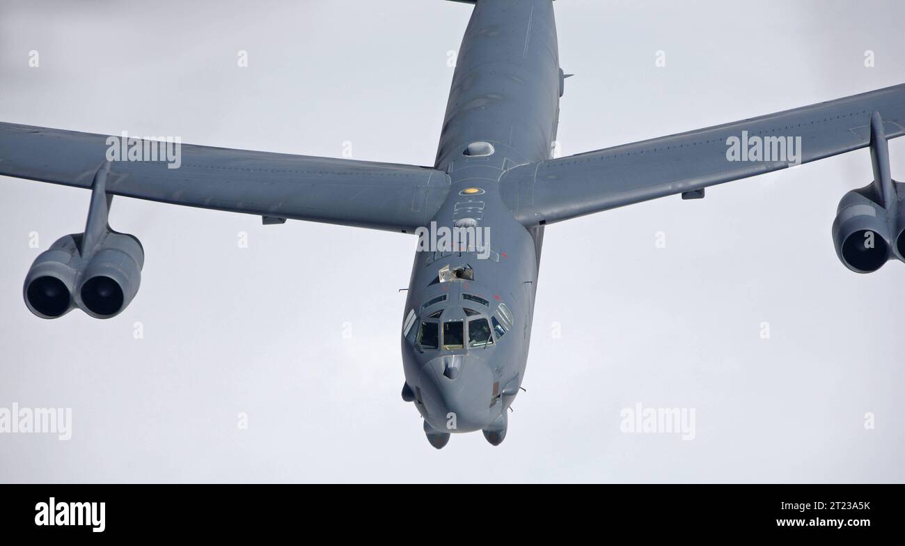 Ein Langstreckenbomber der US Air Force vom Typ Boeing B-52 Stratofortress im Flug. Ein Langstreckenbomber der US Air Force vom Typ Boeing B-52 Stratofortress im Flug. Mildenhall Suffolk Großbritannien *** A US Air Force Boeing B 52 Stratofortress bombardier long rayon d'Action en vol A US Air Force Boeing B 52 Stratofortress bombardier long rayon d'action en vol Mildenhall Suffolk Royaume-Uni crédit : Imago/Alamy Live News Banque D'Images