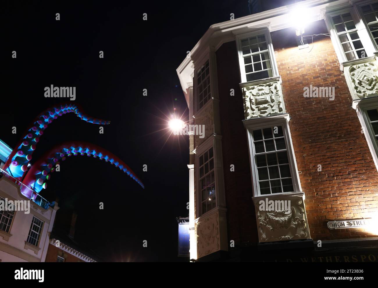 Leicester, Leicestershire, Royaume-Uni. 16 octobre 2023. Tentacule Terry est accroché à Jubilee Square le premier jour de l'événement Monster Trail. Neuf monstres illuminés créés par les artistes Filthy Luker et Pedro Estrellas seront exposés dans le centre-ville à partir du 16-31 octobre. Crédit Darren Staples/Alamy Live News. Banque D'Images