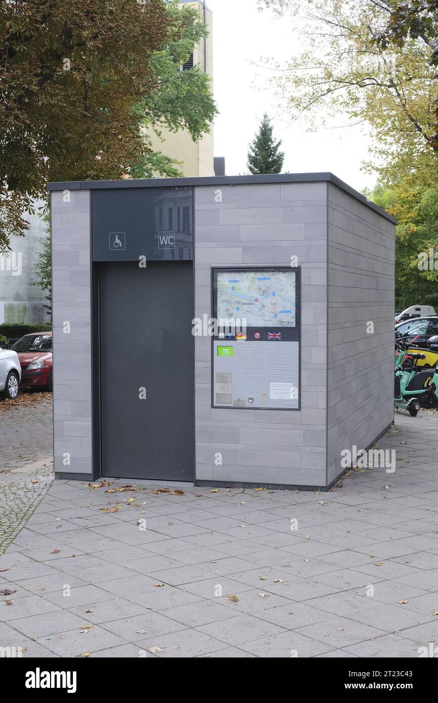 Berlin, Allemagne, 12 octobre 2023, toilette publique chez Planufer à Kreuzberg. Banque D'Images