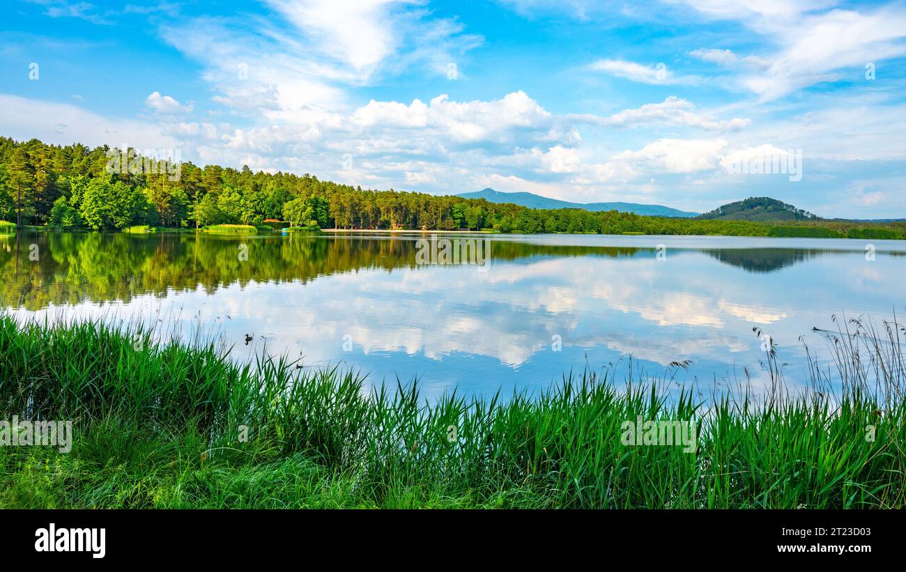 Paysage avec la crête de Jested Mountain reflétée dans l'eau du lac Hamr, ou Hamr Pond. République tchèque Banque D'Images