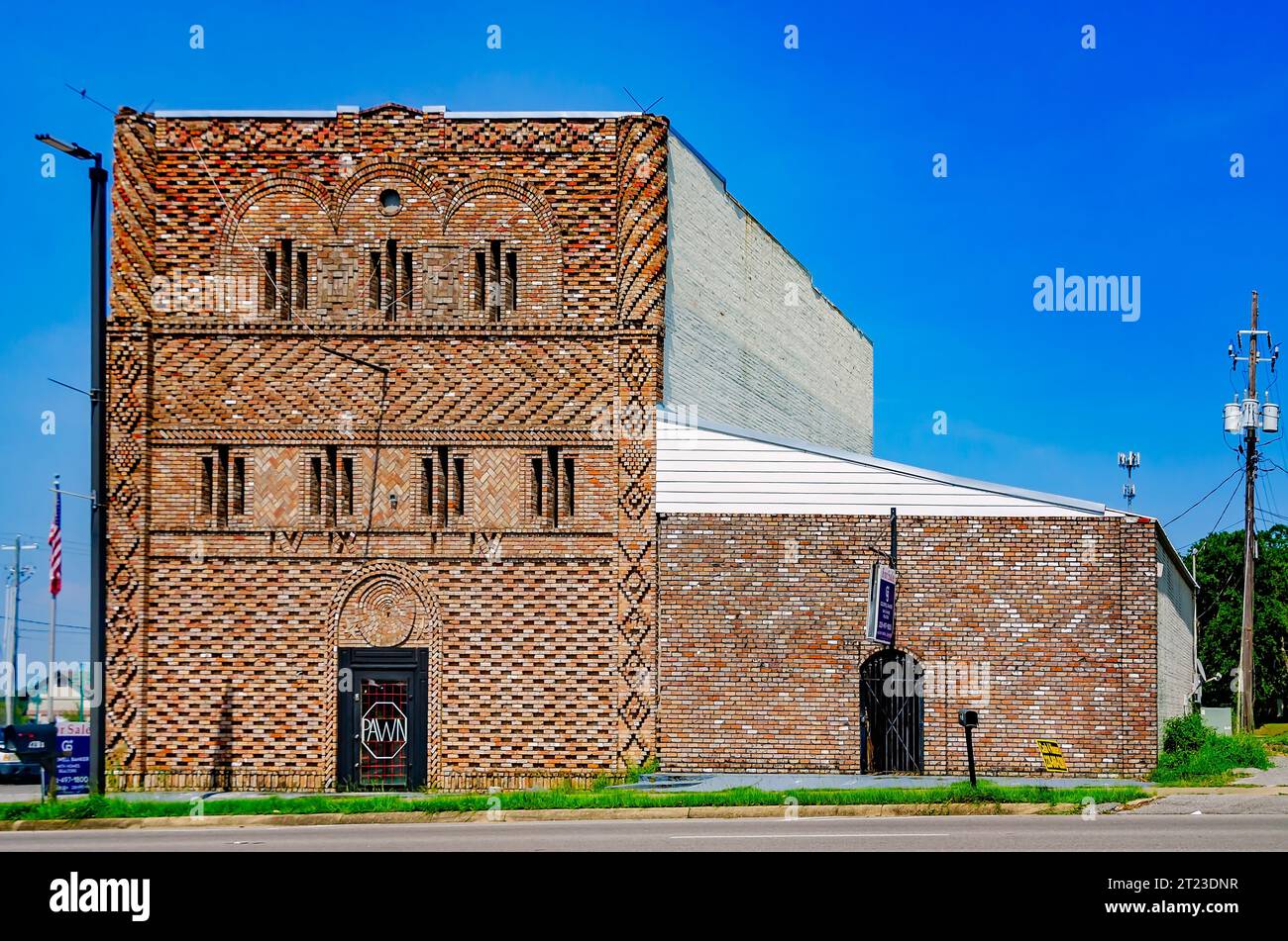 Un bâtiment historique orné de briques décoratives est photographié sur main Street, le 24 juin 2023, à Moss point, Mississippi. Banque D'Images