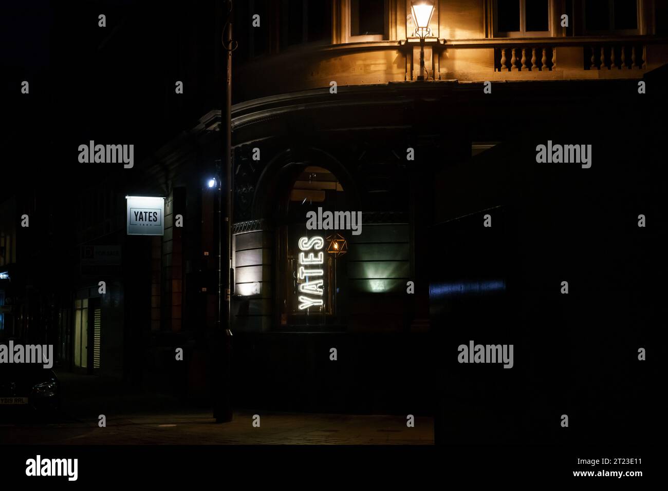 The Yates Bar la nuit, Trinity House Lane, Hull, East Yorkshire. Le bar était très calme. Banque D'Images