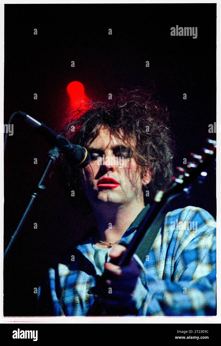 ROBERT SMITH, THE CURE, 1996 : Robert Smith de The Cure joue en direct au Cardiff International Arena CIA sur le Swing Tour à Cardiff, pays de Galles, Royaume-Uni le 9 décembre 1996. Le groupe tourne avec leur album Wild Mood Swings. Photo : Rob Watkins Banque D'Images