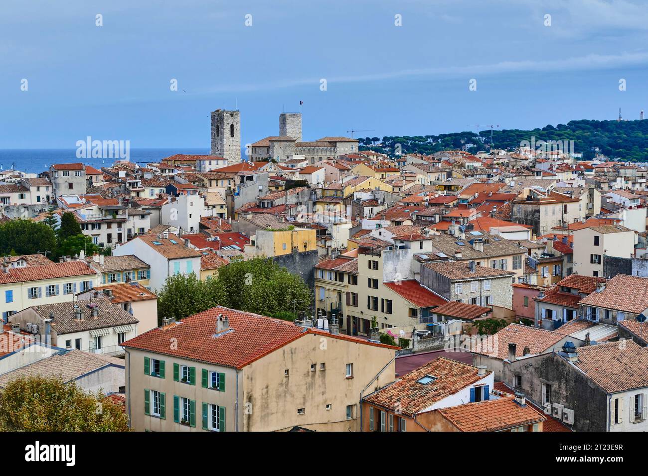 Vue aérienne panoramique d'une ville côtière méditerranéenne avec l'architecture historique de la vieille ville d'Antibes sur la Côte d'Azur Banque D'Images