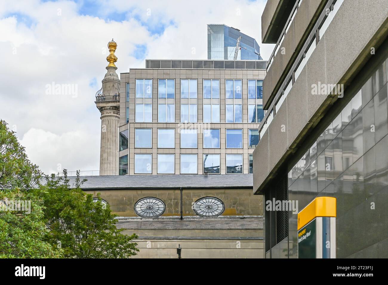 Église Saint Magnus-le-Martyr Winers avec Monument au Grand incendie de Londres en arrière-plan Banque D'Images