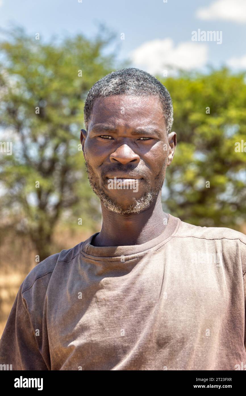 portrait d'un bel homme africain d'âge moyen avec des traits masculins, debout à l'extérieur Banque D'Images