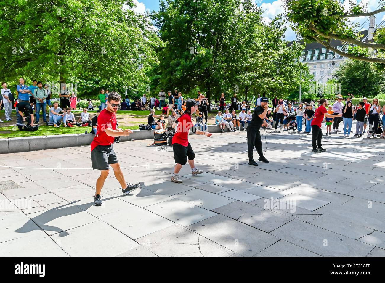 Animateurs de rue à Jubilee Gardens, South Bank, Londres Banque D'Images