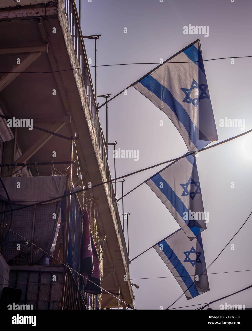 Les drapeaux israéliens sont dans les rues de la vieille ville de Jérusalem pendant la chaude journée. Banque D'Images