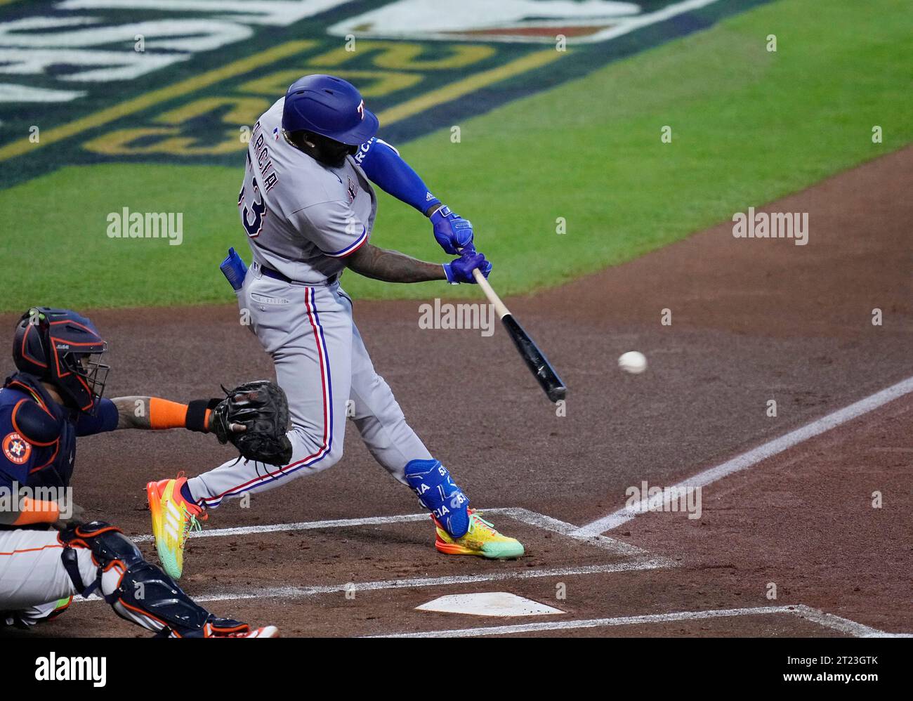 Houston, États-Unis. 16 octobre 2023. Le Texas Ranger Adolis Garcia frappe un rbi-single en première manche contre les Astros de Houston dans le deuxième match des ALCS à minute Maid Park à Houston le lundi 16 octobre 2023. Photo de Kevin M. Cox/UPI crédit : UPI/Alamy Live News Banque D'Images