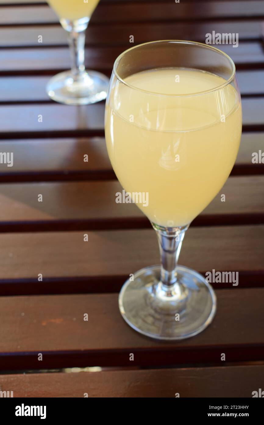 Un verre de sturm blanc (vin jeune). Sturm est très populaire en Autriche à l'automne. Banque D'Images