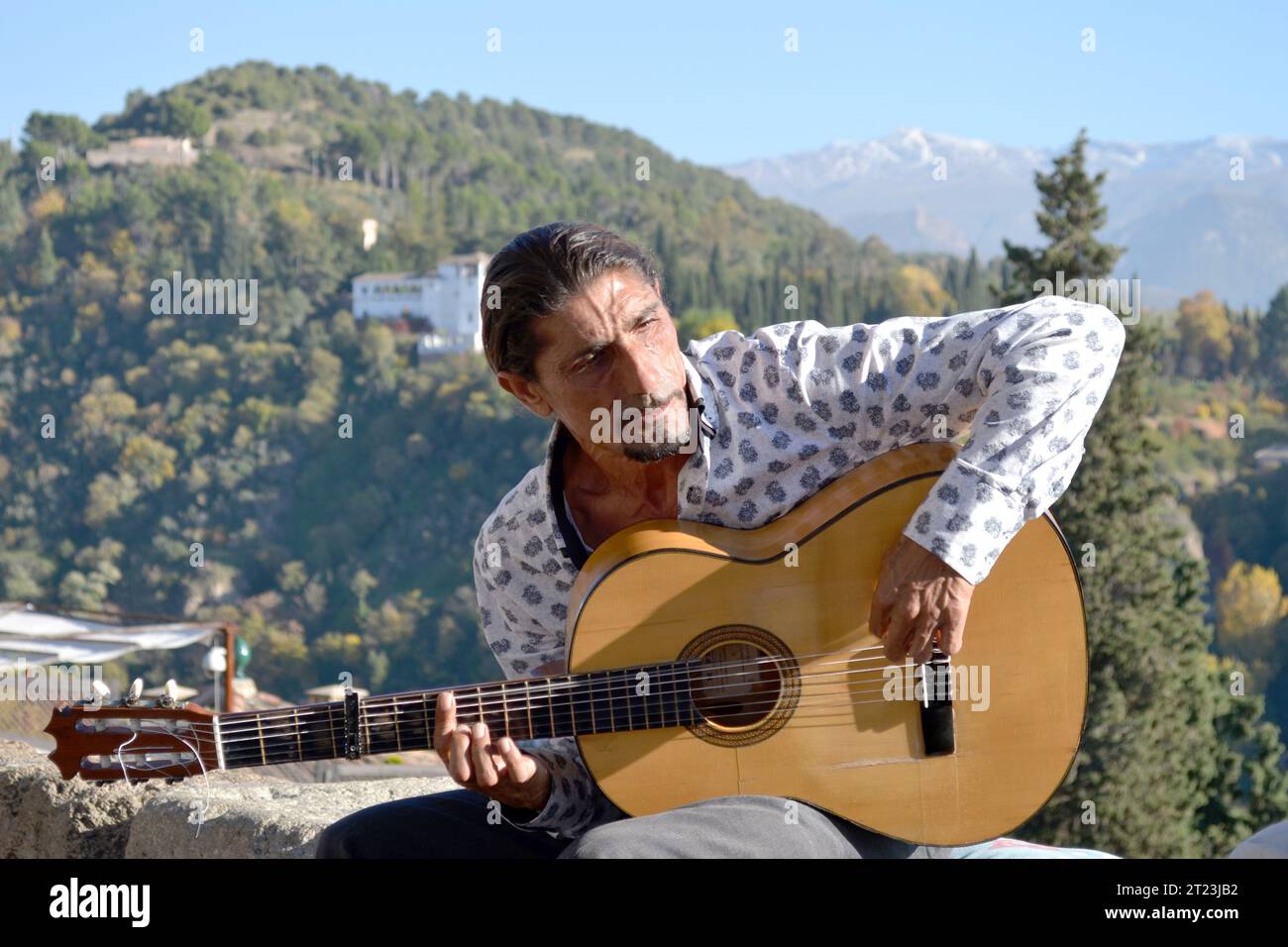 GRENADE, ESPAGNE - 12 NOVEMBRE 2015 : musicien de rue flamenco au Mirador de San Nicolas, un point de vue célèbre dans le quartier d'Albaicin Banque D'Images