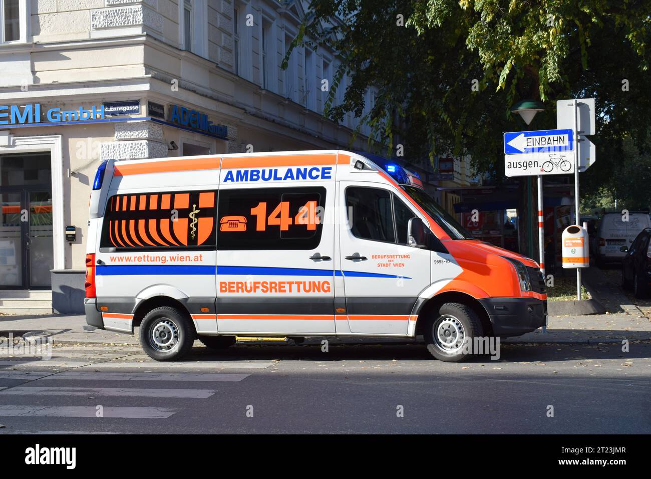 VIENNE, AUTRICHE - 22 OCTOBRE 2018 : ambulance en service lors d'un petit incendie à Mexikoplatz, dans le 2e arrondissement (Leopoldstadt) de Vienne Banque D'Images