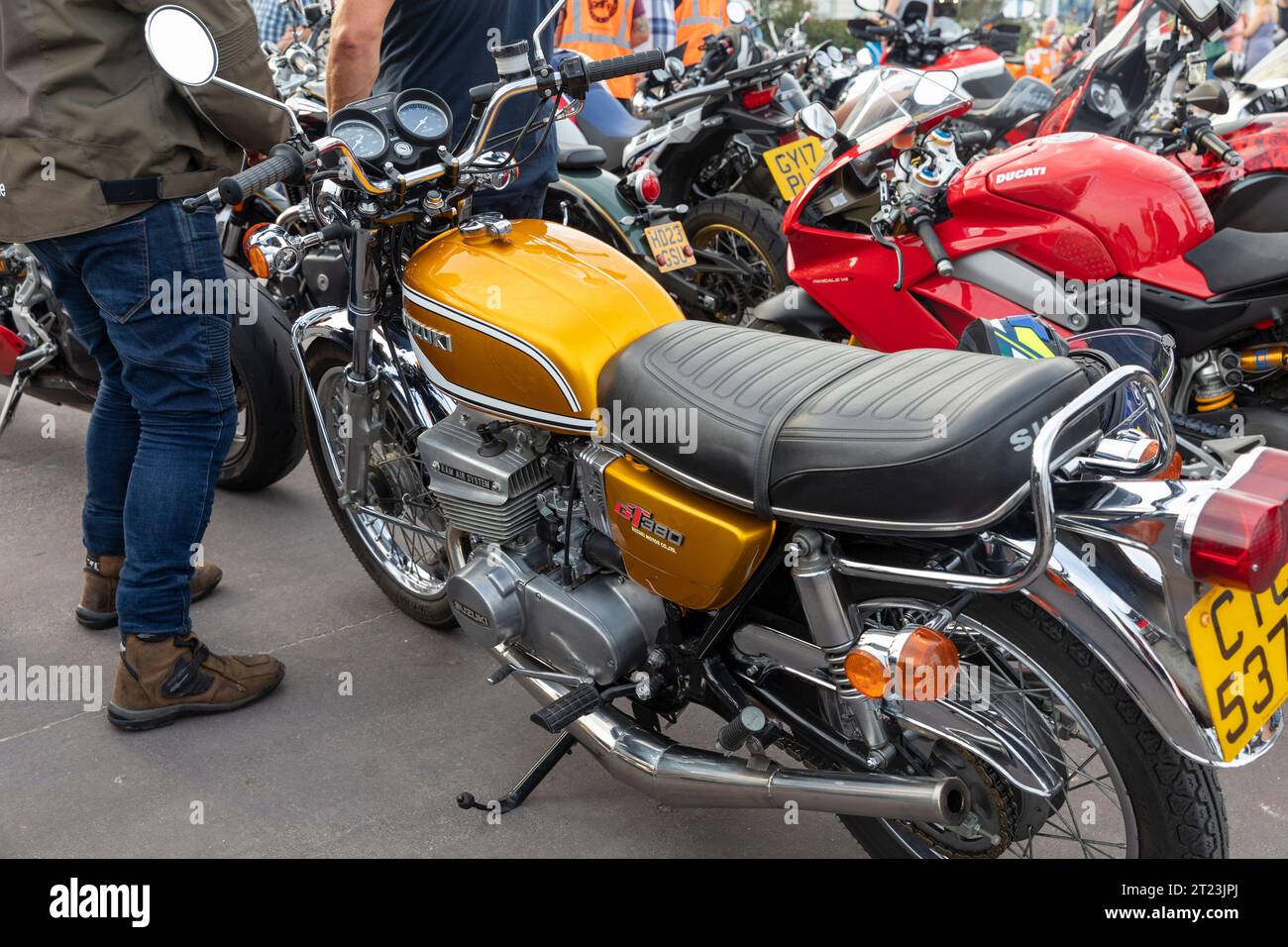 Suzuki GT380 moto en or orange à l'événement de club de moto Weymouth sur la promenade, Angleterre, Royaume-Uni, 2023 Banque D'Images