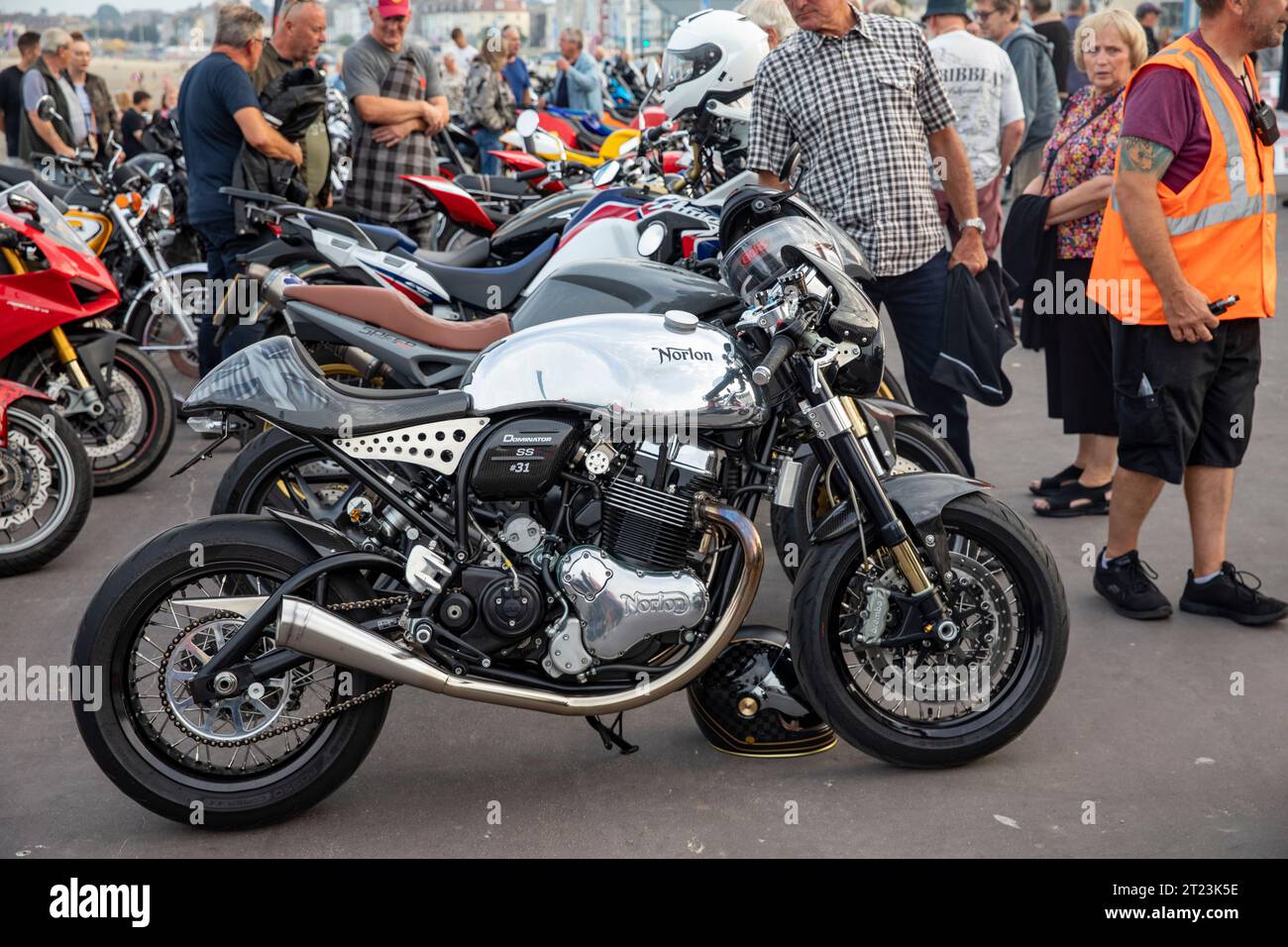 Norton Dominator SS #31 de 50 vélos dominator fournis au royaume-uni, événement social de rassemblement du club de vélo promenade de Weymouth, Dorset, Angleterre, 2023 Banque D'Images