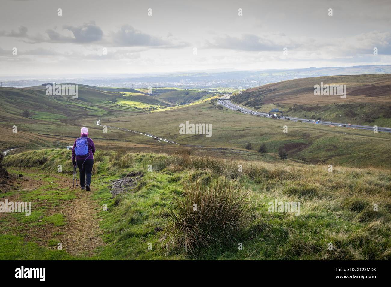 Voie endommagée par des véhicules 4x4 hors route causant d'énormes ornières et des ornières profondément gorgées d'eau près du mât de Windy Hill TV au-dessus de Rochdale Banque D'Images