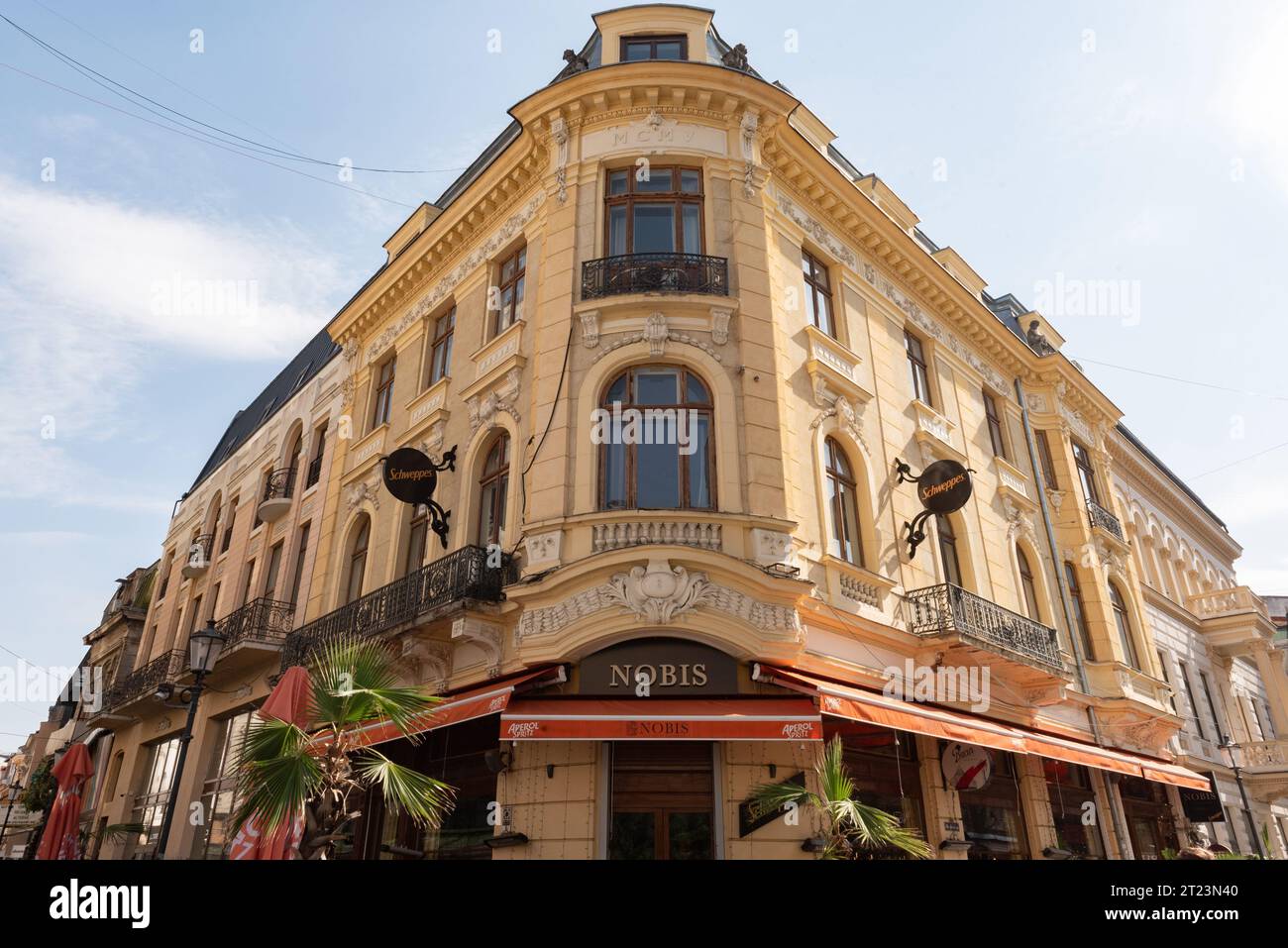 Bucarest, Roumanie. 29 octobre 2023. Architecture élégante de cafés et restaurants dans la Grande Vieille ville de la capitale roumaine, Bucarest, Roumanie Banque D'Images