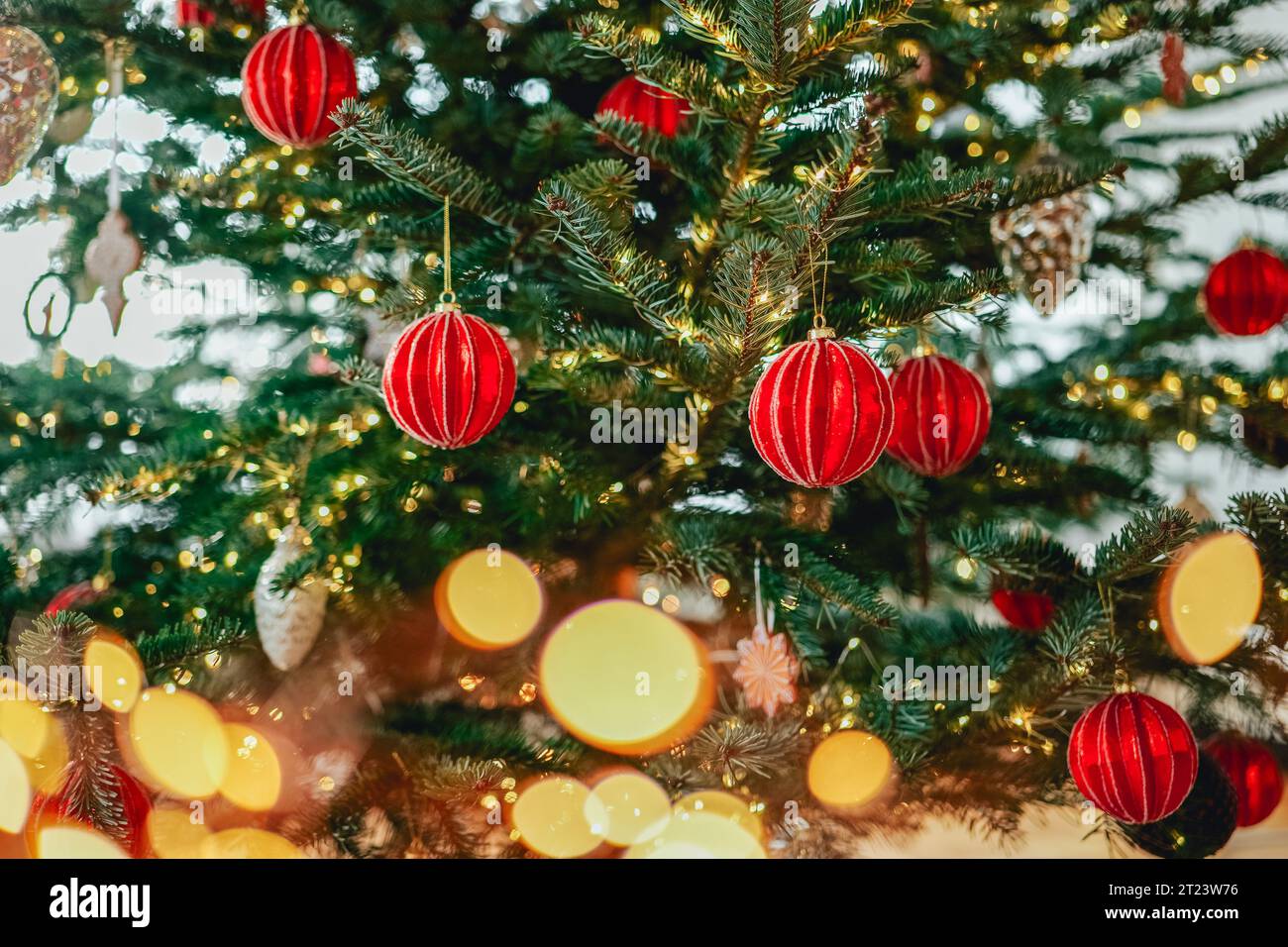 Fond de Noël avec sapin, boules et guirlande brillante.Christmas wallpaper.Beautiful fond traditionnel festif. Guirlandes de vacances Banque D'Images