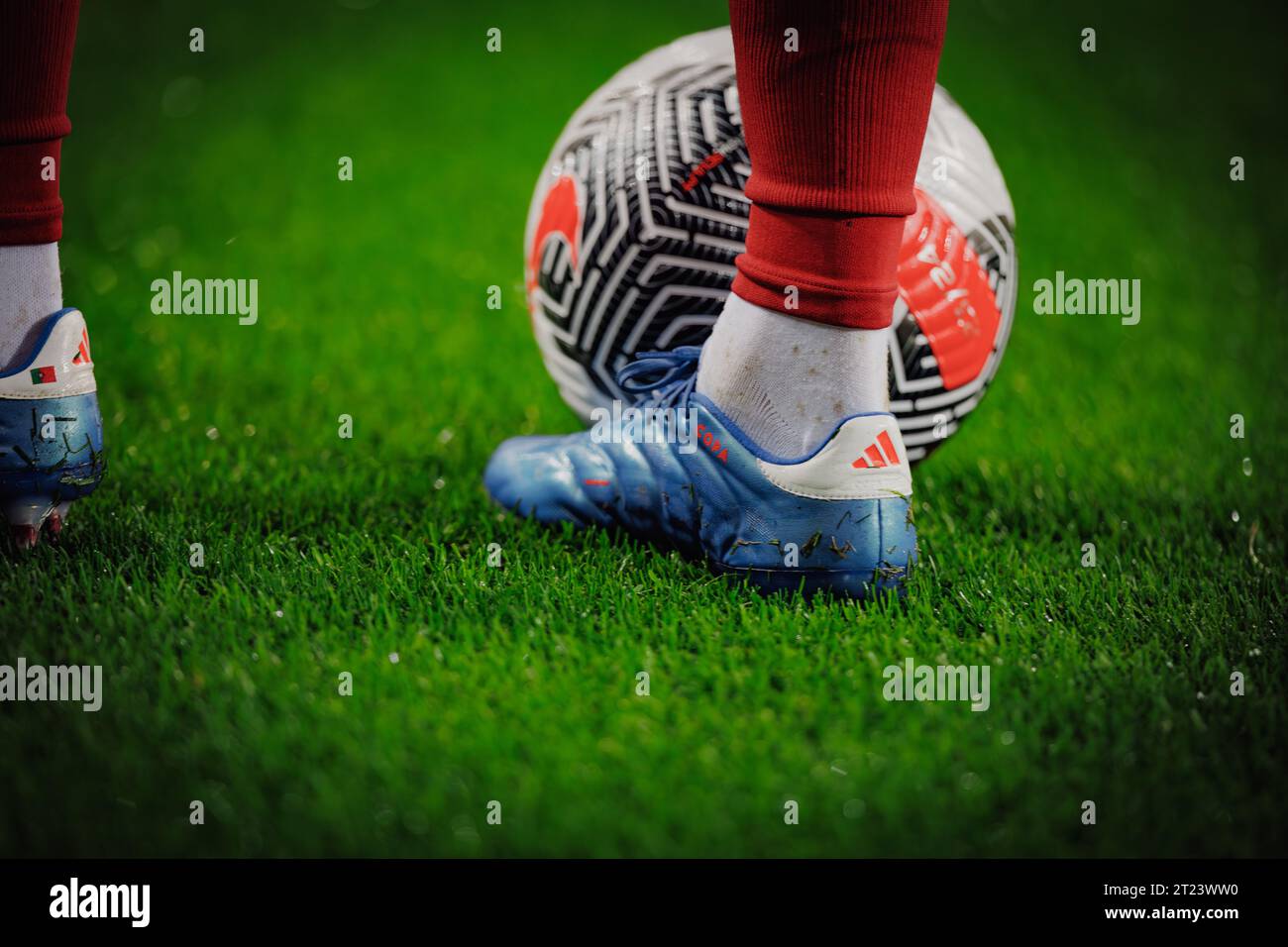 Bernardo Silva lors du match de qualification de l'UEFA Euro 2024 entre les équipes nationales du Portugal et de Slovaquie à l'Estadio do Dragao, Porto. (Maciej Rogowski) Banque D'Images