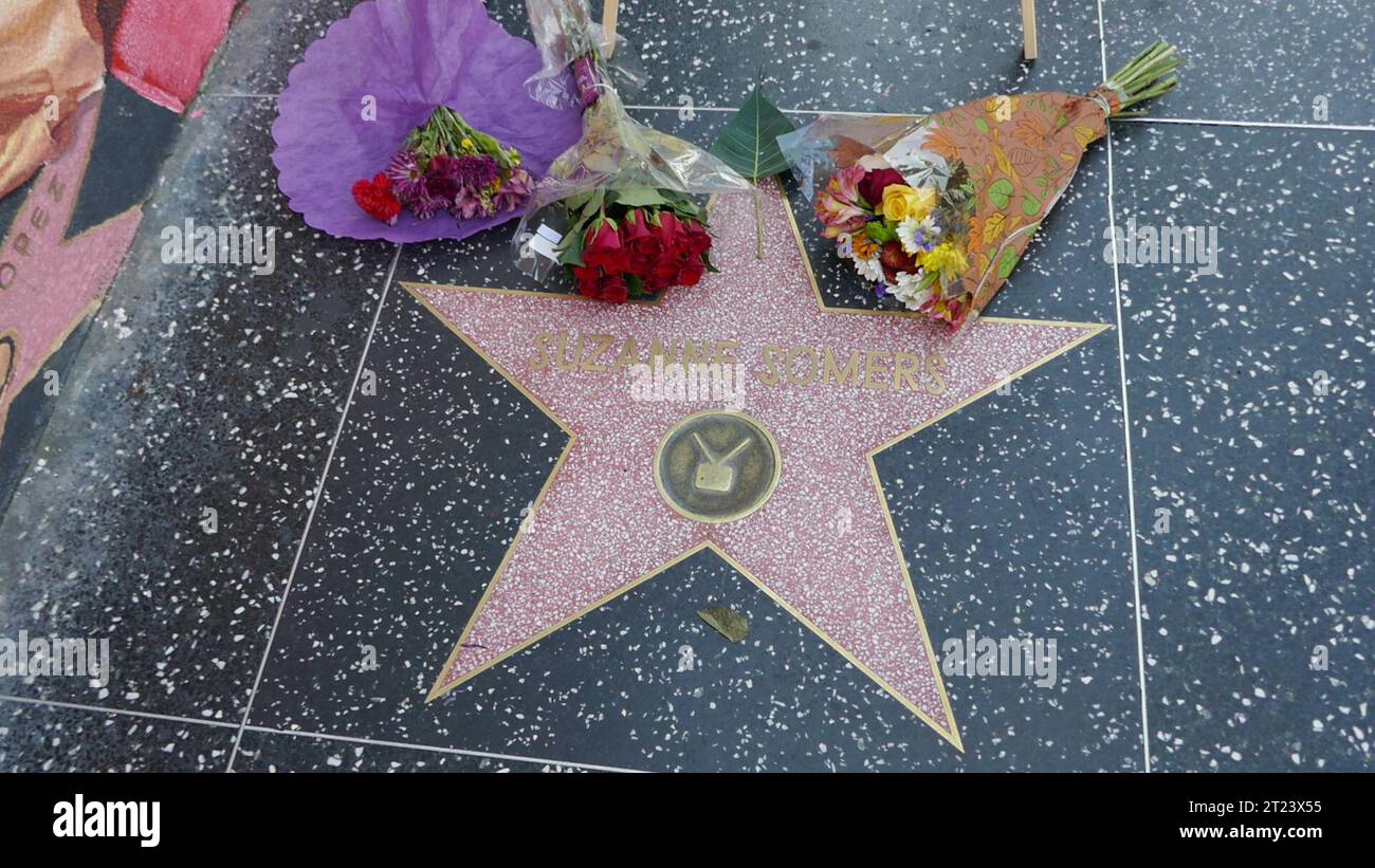 Los Angeles, Californie, États-Unis 16 octobre 2023 l'actrice Suzanne Somers Hollywood Walk of Fame Star with Flowers a placé sur elle aujourd'hui le 16 octobre 2023 à Los Angeles, Californie, États-Unis. Suzanne Somers est morte hier chez elle à Palm Springs. Photo de Barry King/Alamy Live News Banque D'Images