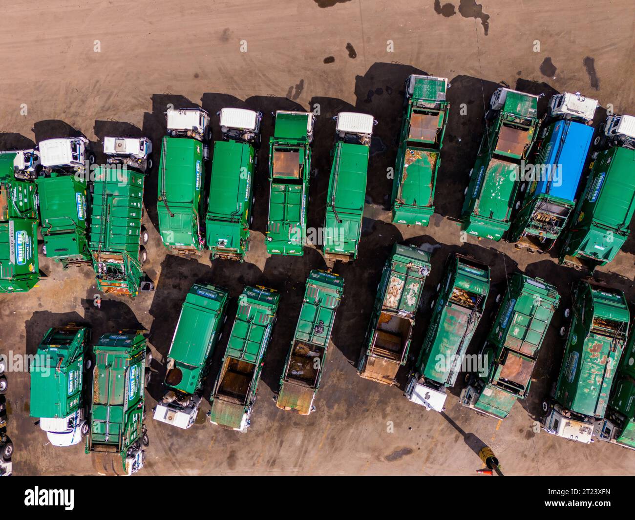 Photo aérienne de camions à ordures déchargeant des ordures Banque D'Images