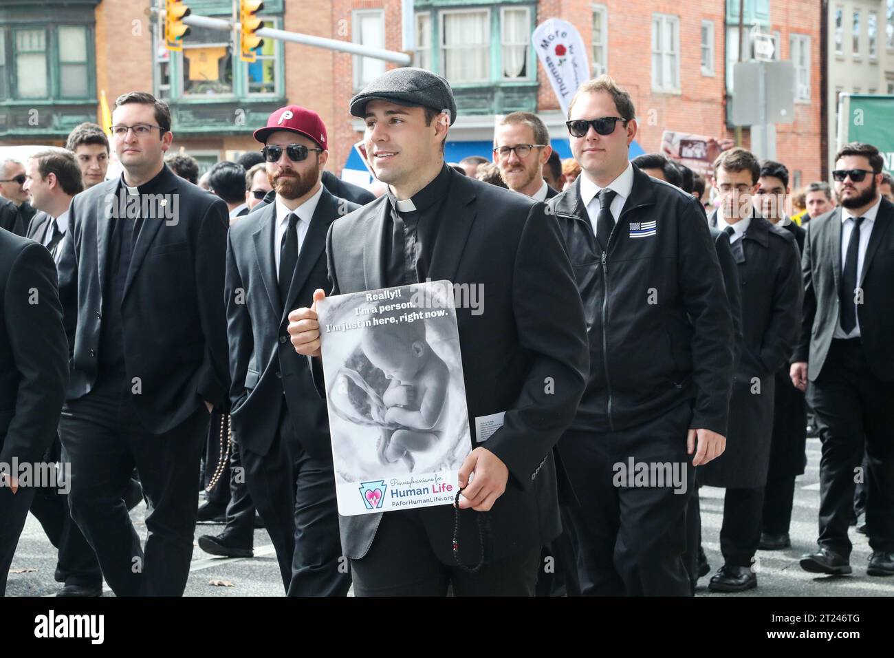 Harrisburg, États-Unis. 16 octobre 2023. Les étudiants du Saint Charles Barromeo Seminary de Philadelphie participent à la troisième Marche annuelle de Pennsylvanie pour la vie à Harrisburg le 16 octobre 2023. (Photo de Paul Weaver/Sipa USA) crédit : SIPA USA/Alamy Live News Banque D'Images