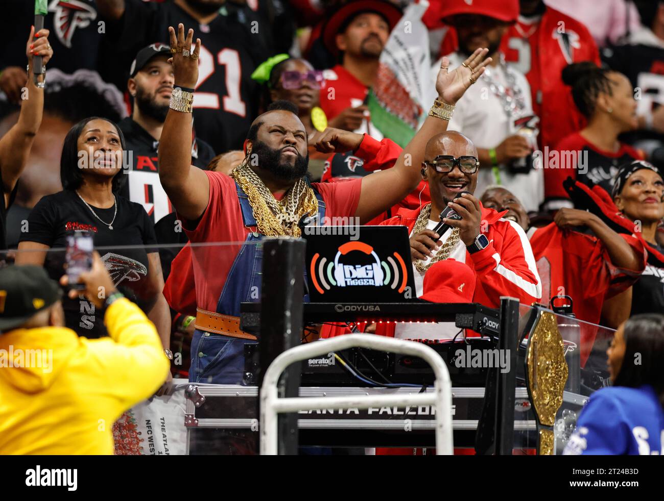 L'acteur Laurence Tureaud alias Mr. T a fait une apparition spéciale avant le début du match où les Atlanta Falcons accueillent les Washington Commanders au Mercedes Benz Stadium à Atlanta en Géorgie le 15 octobre 2023. Les commandants ont vaincu les Falcons 24-16. (Alyssa Howell / image du sport) Banque D'Images