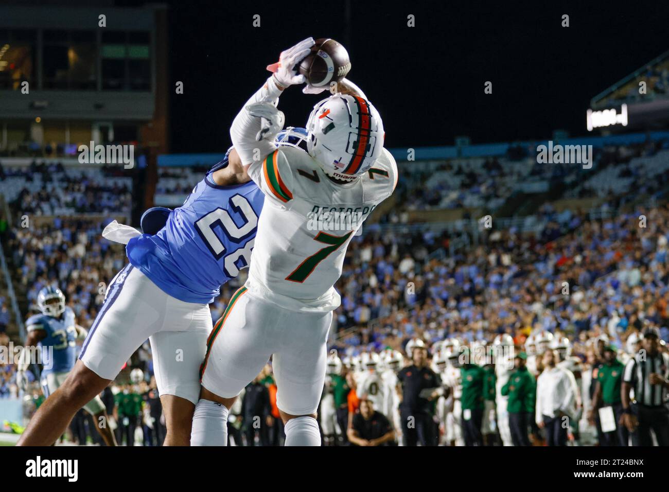 Chapel Hill, NC États-Unis : le Wide Receiver des Hurricanes de Miami Xavier Restrepo (7) tente de faire une réception alors qu'il est couvert par North Carolina Tar Heels defensi Banque D'Images