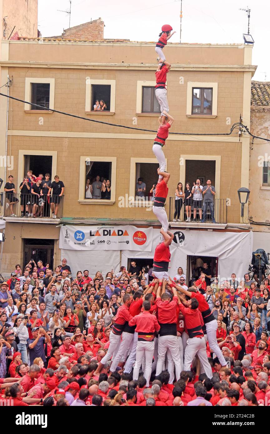 Vendrell, Espagne. 15 octobre 2023. Le groupe 'Colla Jove dels Xiquets de Vallss' construit une tour humaine lors de la Fira de Santa Teresa 2023 à El Vendrell. Depuis le 18e siècle, les Castellers de Catalogne construisent des tours humaines spectaculaires. Ces châteaux humains sont traditionnellement construits pendant les fêtes de la région. Intangible de l'humanité. Depuis 2010, les Castellers sont reconnus patrimoine culturel immatériel de l'humanité par l'UNESCO. (Photo Ramon Costa/SOPA Images/Sipa USA) crédit : SIPA USA/Alamy Live News Banque D'Images