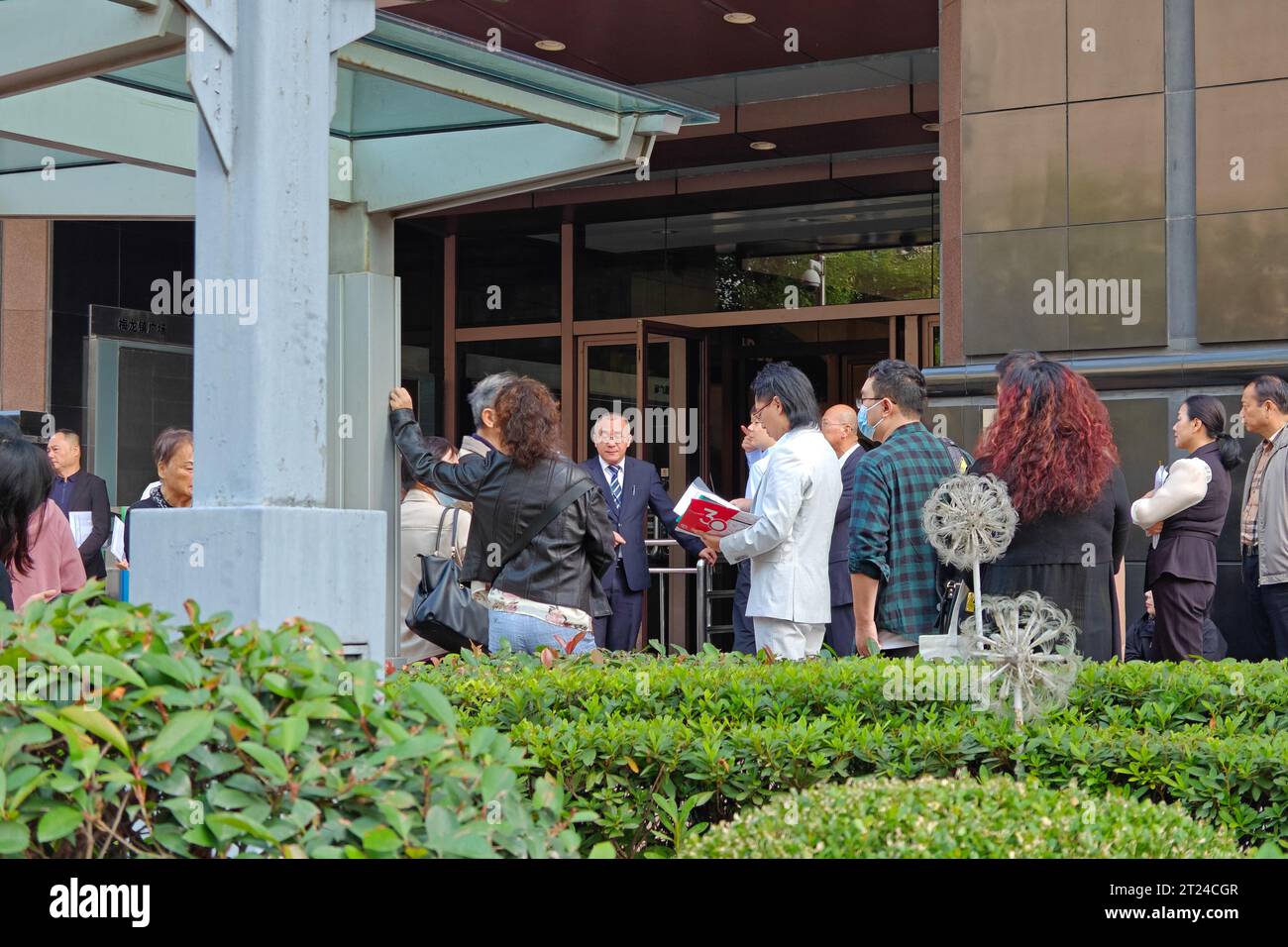 SHANGHAI, CHINE - 16 OCTOBRE 2023 - Une longue file de personnes cherchant des visas pour les États-Unis se forme devant le bureau des visas de la Consu des États-Unis Banque D'Images