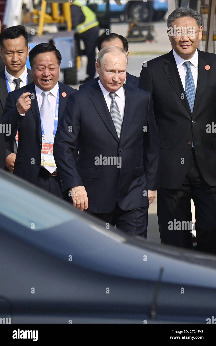 Pékin, Chine. 17 octobre 2023. Le président russe Vladimir Poutine (C) arrive à l'aéroport international de Pékin le 17 octobre 2023, pour participer à un forum international de deux jours commençant le même jour sur l'initiative phare de la Chine en matière d'infrastructure de la ceinture et de la route. Poutine aura des entretiens avec le président chinois Xi Jinping le 18 octobre. (Kyodo)==Kyodo photo via crédit : Newscom/Alamy Live News crédit : Newscom/Alamy Live News Banque D'Images
