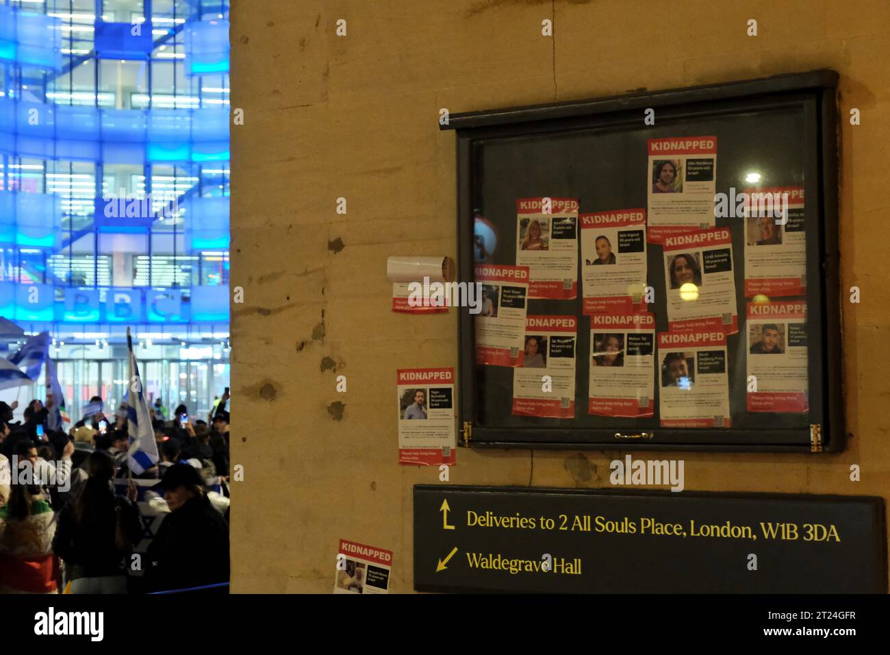 Londres, Royaume-Uni. 16 octobre 2023. Des centaines d'Israéliens britanniques ont participé à un rassemblement organisé par l'Assemblée nationale juive pour protester contre les préjugés dans la couverture des nouvelles. L'organisation a également souligné que le Hamas n'était pas décrit comme des terroristes par la BBC, après l'assaut contre Israël, dans lequel 1200 personnes ont été tuées par des militants et 199 enlevées, et les a accusés d'être sélectifs dans l'application de ce terme. Crédit : Photographie de onzième heure / Alamy Live News Banque D'Images