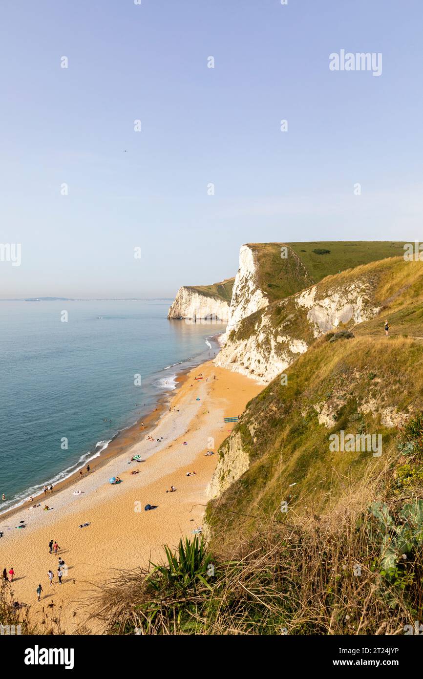 Site du patrimoine mondial de la côte jurassique, Dorset Coast à la plage de Durdle Door, Copyspace bleu ciel, Angleterre, Royaume-Uni, 2023 Banque D'Images