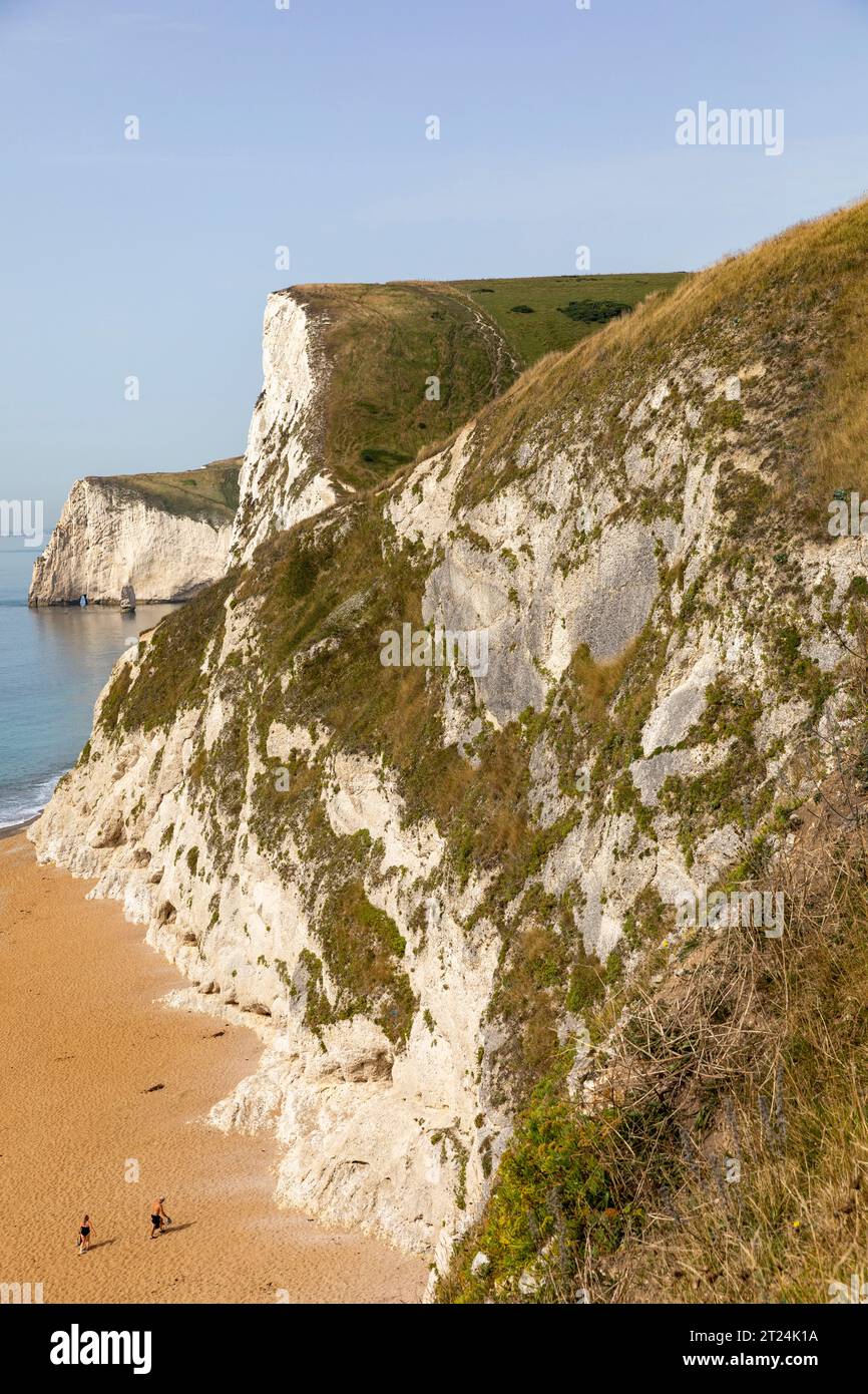 Site du patrimoine mondial de la côte jurassique, Dorset Coast à la plage de Durdle Door, Copyspace bleu ciel, Angleterre, Royaume-Uni, 2023 Banque D'Images