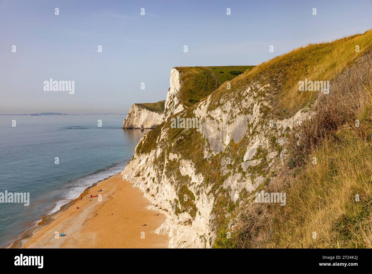 Site du patrimoine mondial de la côte jurassique, Dorset Coast à la plage de Durdle Door, Copyspace bleu ciel, Angleterre, Royaume-Uni, 2023 Banque D'Images