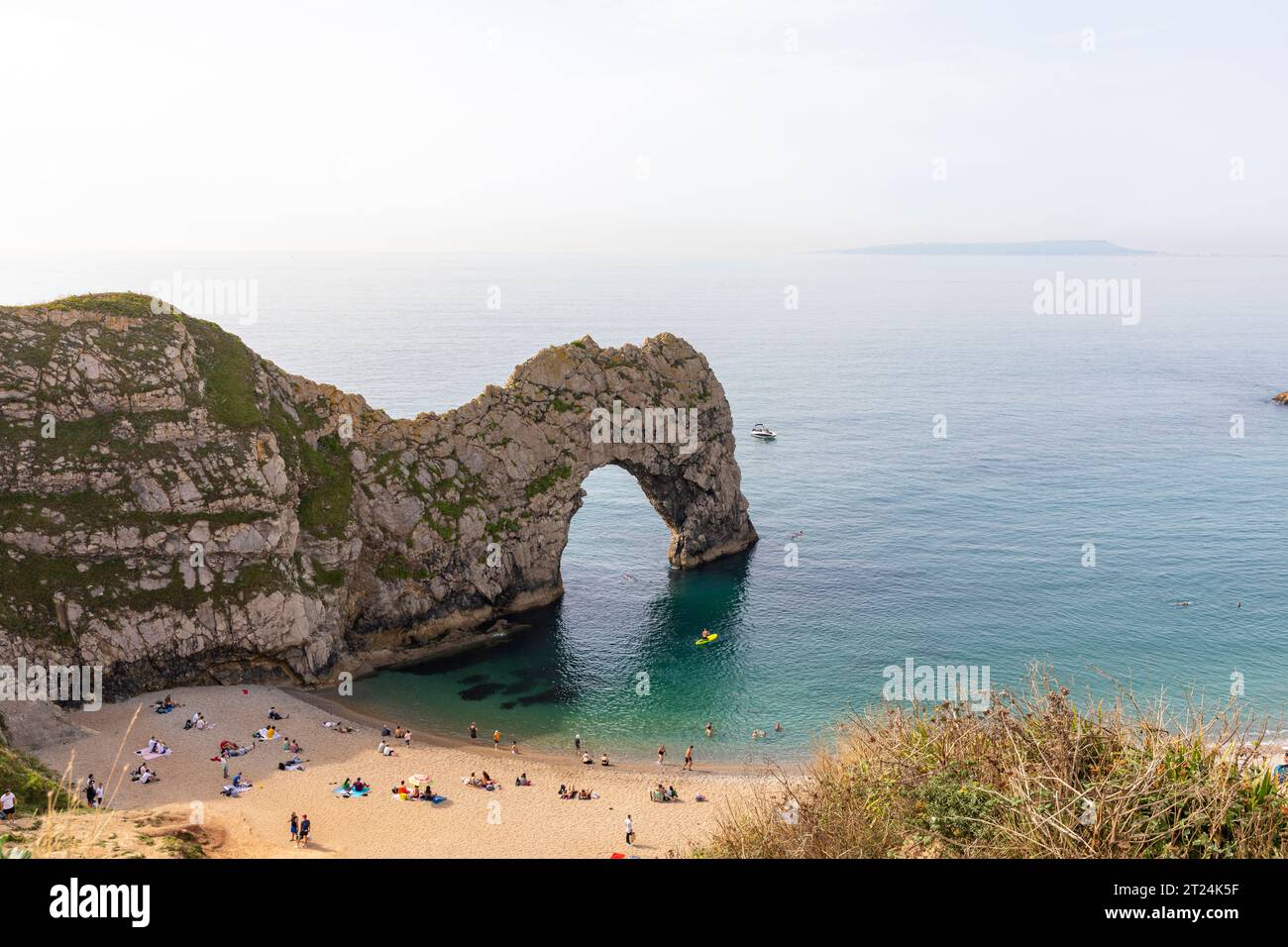 La géologie de l'arche calcaire de Durdle Door sur la côte jurassique, Dorset, Angleterre, Royaume-Uni, site du patrimoine mondial de l'UNESCO, septembre 2023 Banque D'Images