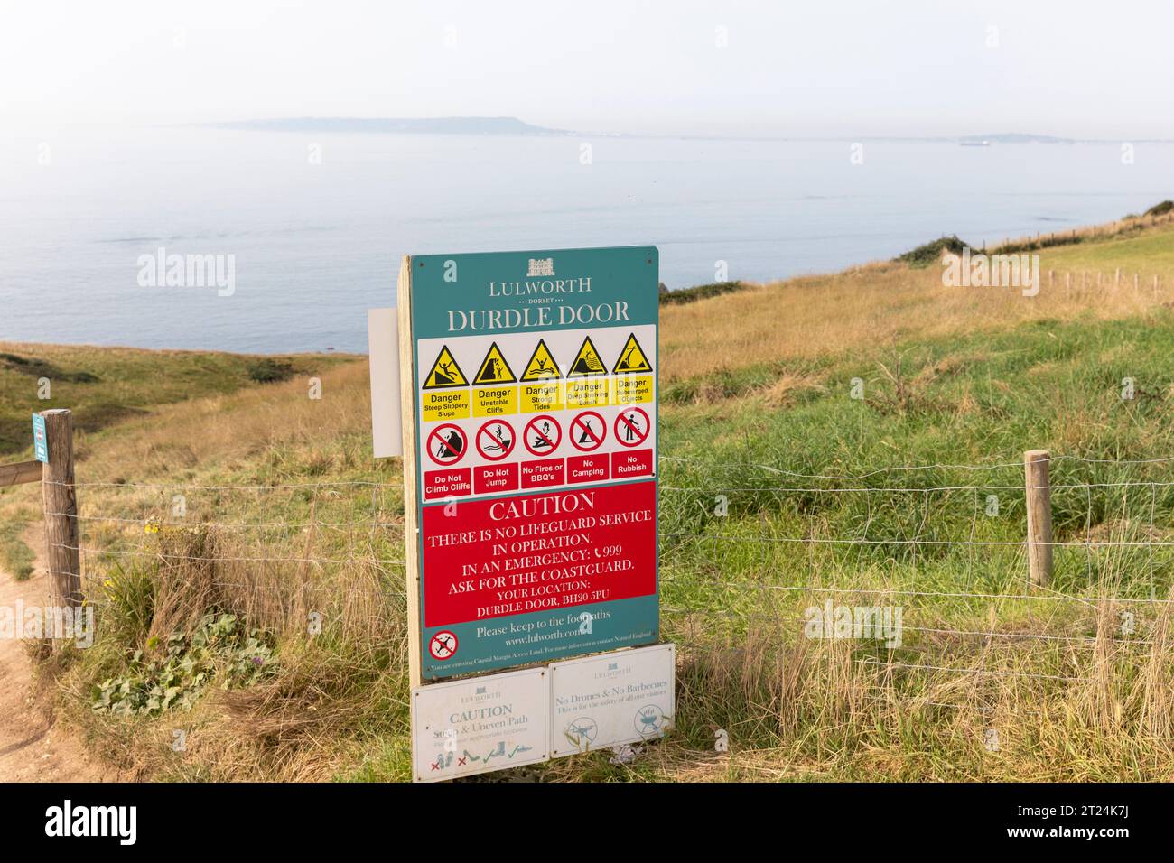 Durdle Door sur la côte sud du Dorset, côte jurassique et panneau d'information pour les visiteurs marcheurs, Angleterre, septembre 2023 Banque D'Images