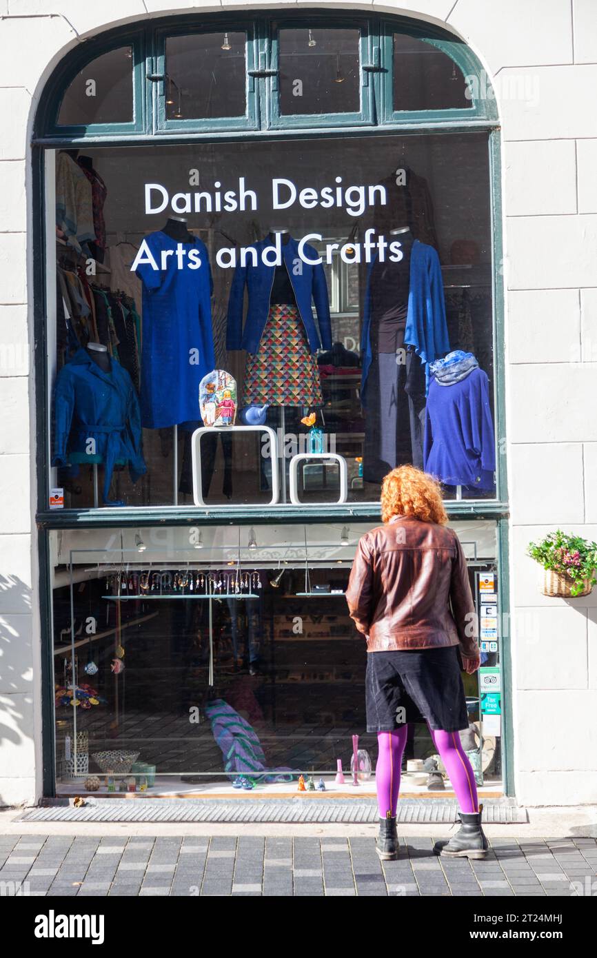 Femme regardant la vitrine d'un magasin à Copenhague Banque D'Images