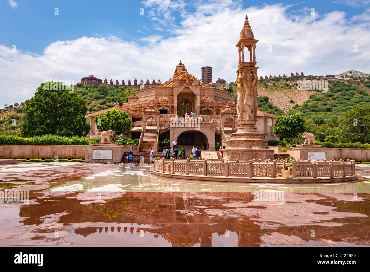 L'image est prise à Shri Digamber Jain Gyanoday Tirth Kshetra, Nareli, Ajmer, Rajasthan, Inde le 19 2023 août.Artistic sculpté temple jain en pierre rouge avec Banque D'Images