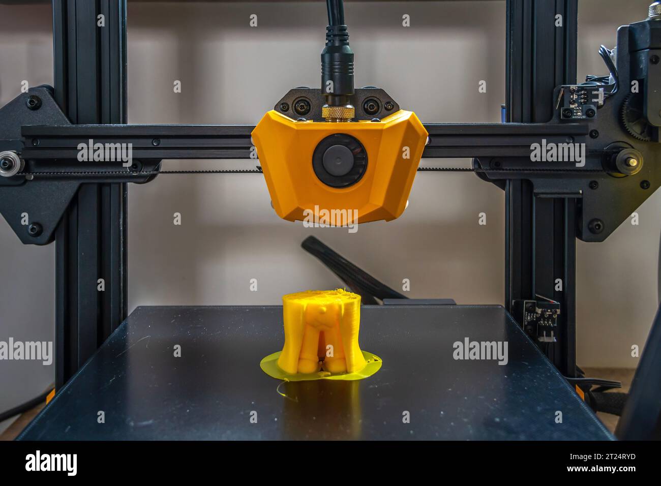 Imprimé sur une imprimante 3D avec filament jaune. Banque D'Images