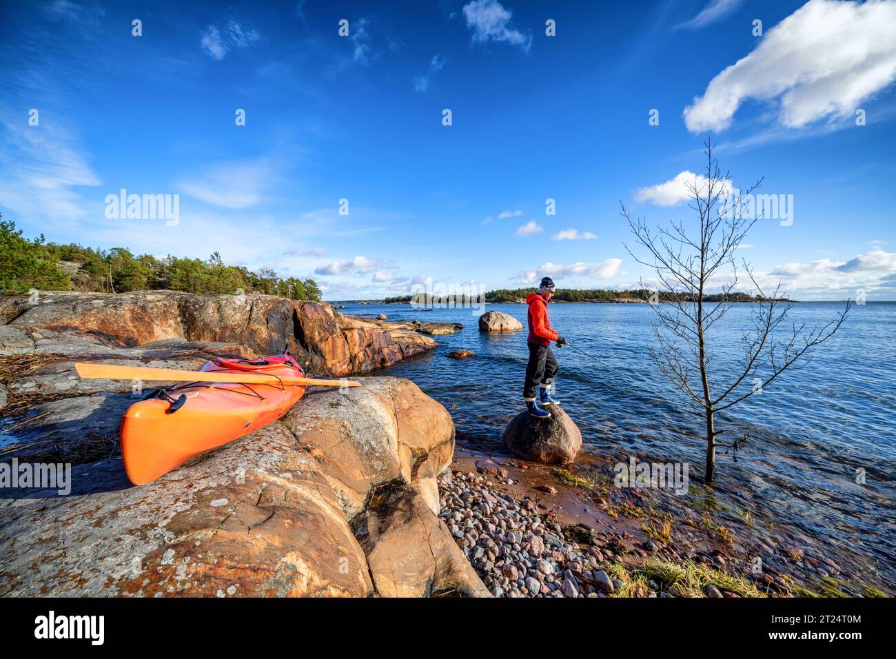 Kayak et pêche sur l'île de Stora Halsö, Inkoo, Finlande Banque D'Images