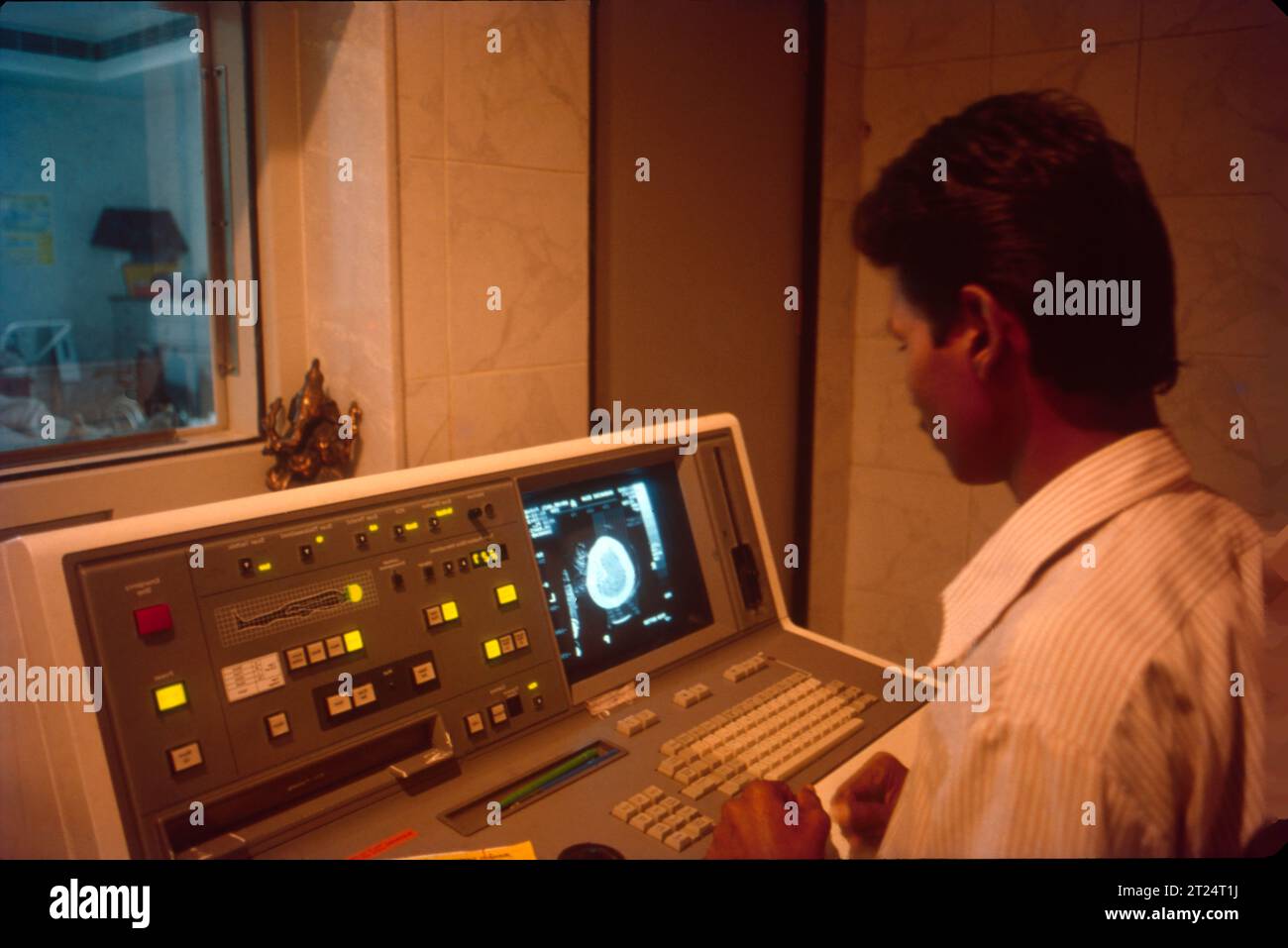 La tomodensitométrie est une technique d'imagerie médicale utilisée pour obtenir des images internes détaillées du corps. Le personnel qui effectue des scans TDM est appelé radiologues ou technologues en radiologie. Banque D'Images