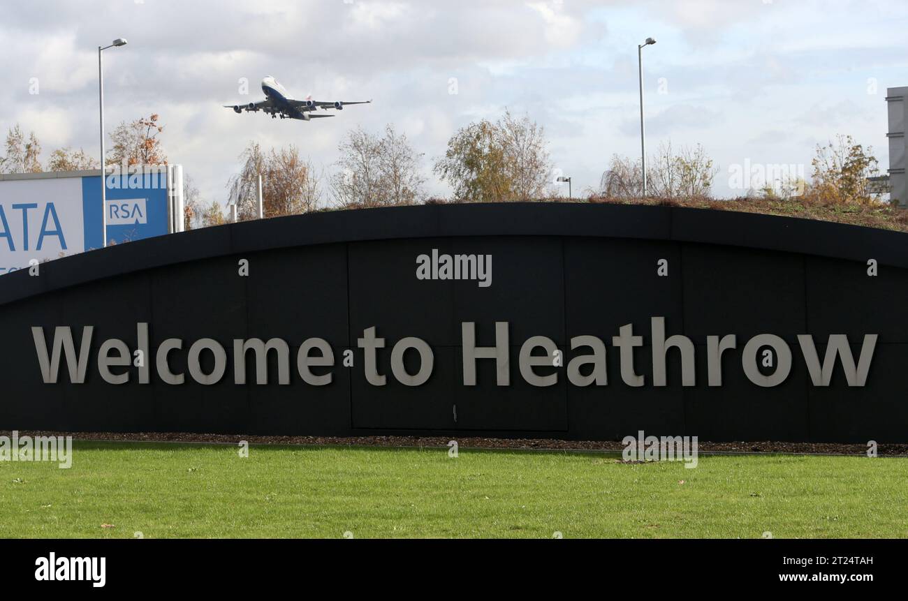 Photo de dossier datée du 29/10/2012 d'un avion de British Airways décollant de l'aéroport d'Heathrow. Une décision sur le montant que l'aéroport d'Heathrow peut facturer aux compagnies aériennes doit être reconsidérée, a déclaré l'Autorité de la concurrence et des marchés (CMA). En février, le régulateur de l'aviation, l'Autorité de l'aviation civile (CAA), a déclaré que le plafond de la redevance moyenne par passager de Heathrow devait être réduit de 31,57 £ pour 2023 et l'année dernière à 25,43 £ au cours des trois prochaines années. Date d'émission : mardi 17 octobre 2023. Banque D'Images