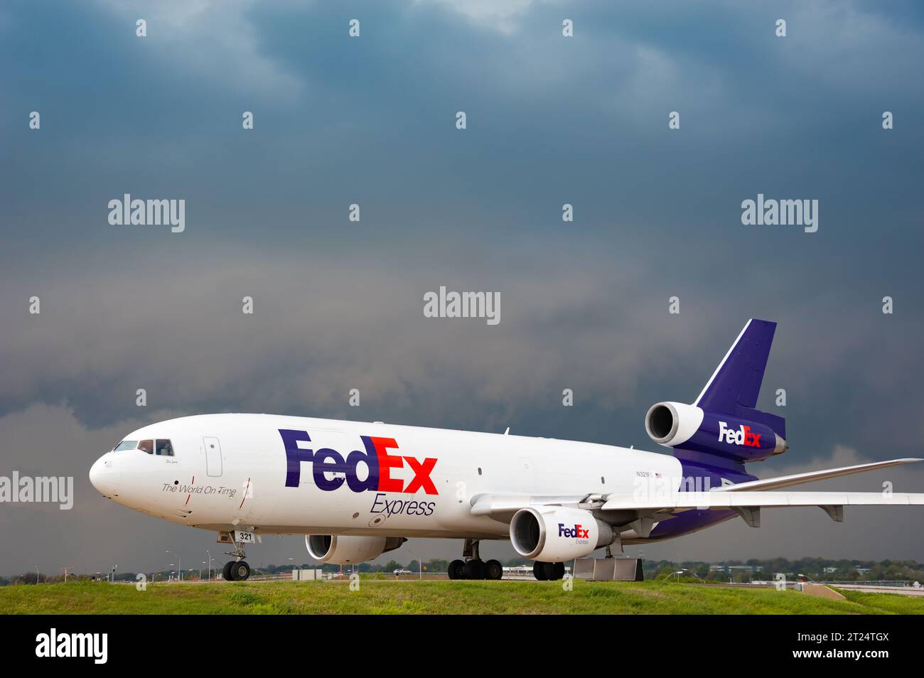 FedEx Express jet (McDonnell Douglas MD-10) sur la piste de l'aéroport international de Memphis à Memphis, Tennessee. (ÉTATS-UNIS) Banque D'Images
