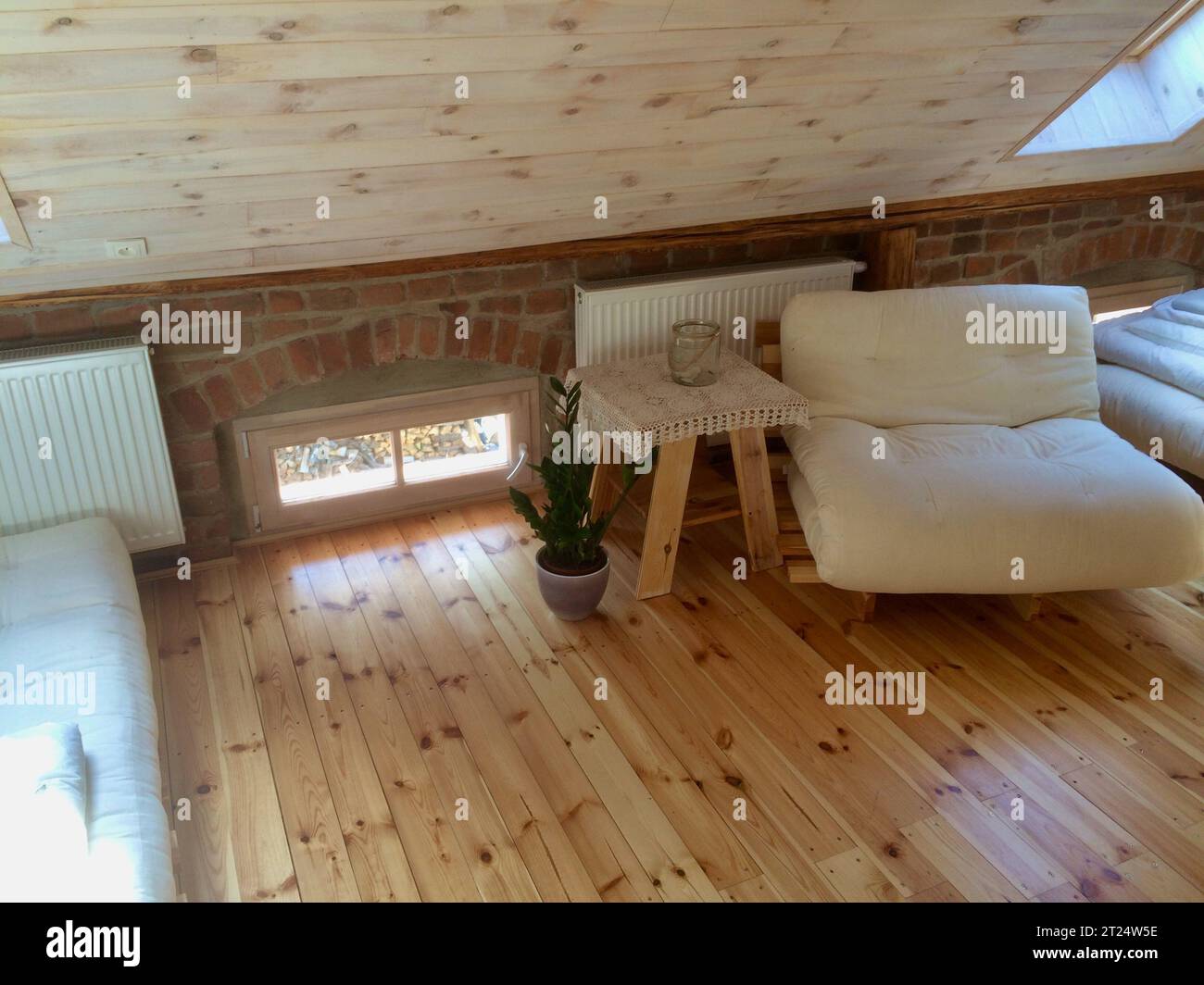 lit et table sur le parquet Banque D'Images