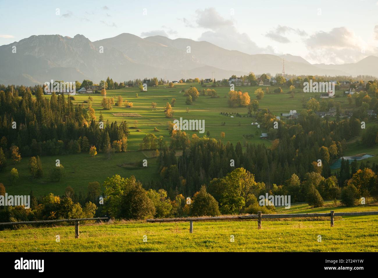 Vues sur les champs agricoles ruraux et les montagnes Tatras de Suche, un village près de Zakopane, Pologne Banque D'Images