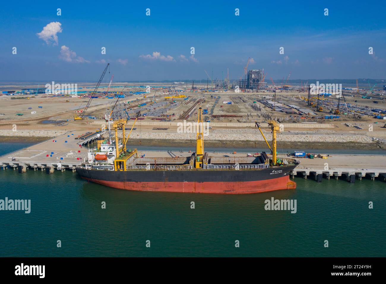 Un navire étranger mouille à la jetée de la centrale électrique de Matarbari, une centrale au charbon de 1 200 MW en construction à Maheshkhali, au Bangladesh. Banque D'Images