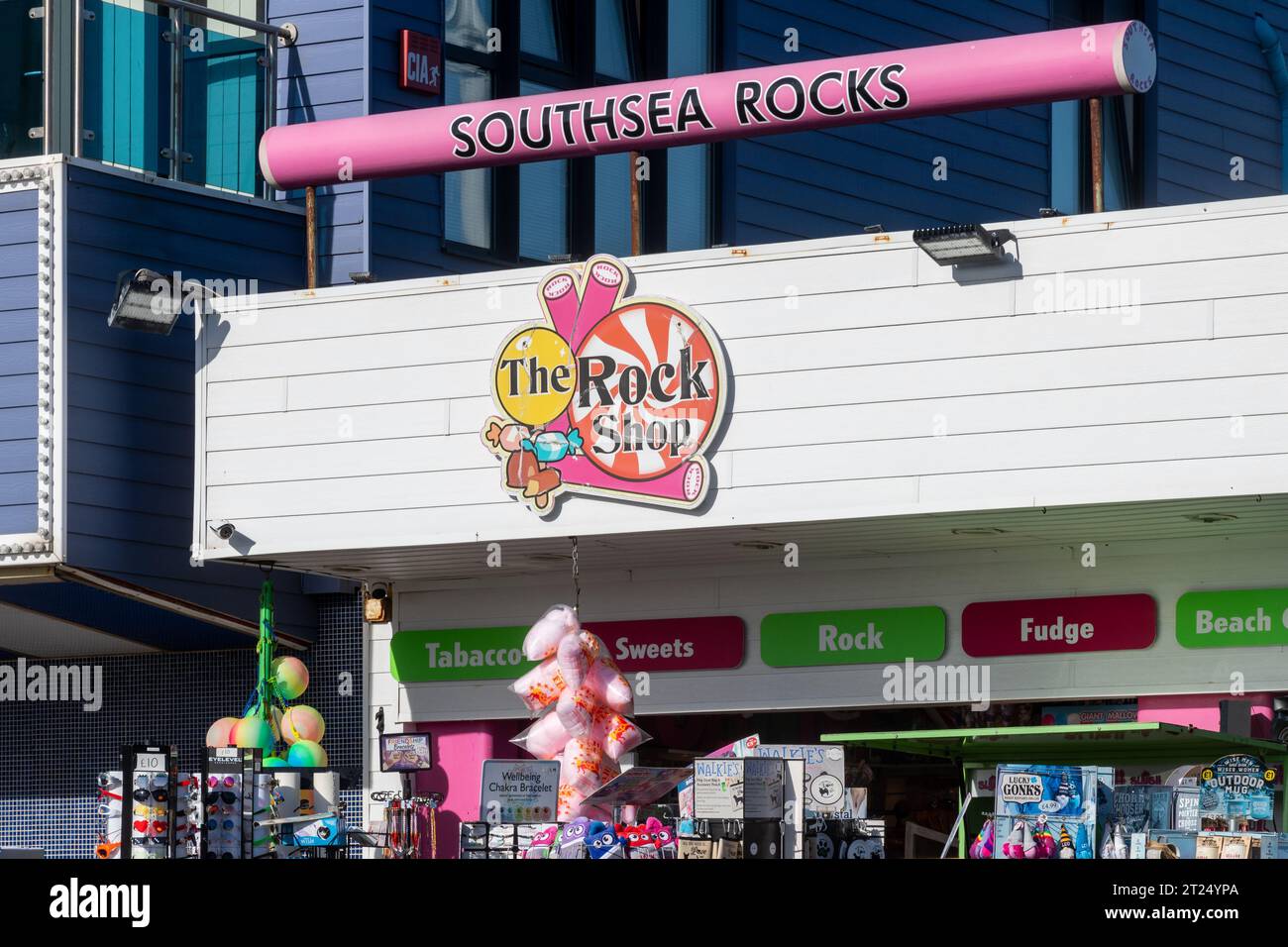 The Rock Shop confiserie balnéaire ou boutique de bonbons, Clarence Pier, Southsea, Portsmouth, Hampshire, Angleterre, Royaume-Uni Banque D'Images