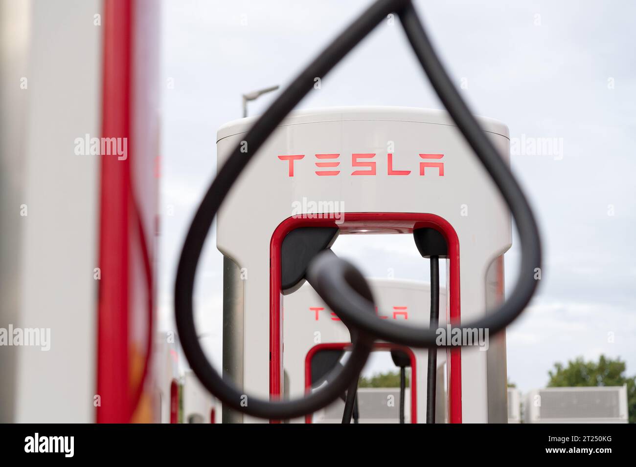 Station de recharge pour véhicules électriques Tesla Supercharger à Hilpoltstein, Allemagne © Wojciech Strozyk / Alamy stock photo Banque D'Images